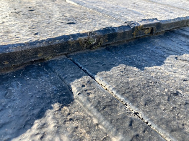 屋根材に苔が生えています